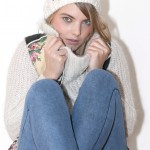 Bonnet H&M, gilet sans manches Manoush, pull en laine Zara, jegging H&M, bottes fourées Etam