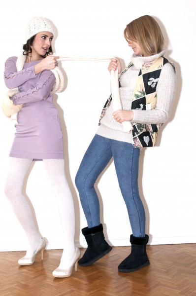 De gauche à droite: bonnet H&M, écharpe en laine, robe et collant en laine H&M, chaussures Miss Coquines. Gilet sans manches Manoush, pull en laine Zara, jegging H&M, bottes fourées Etam De gauche à droite: bonnet H&M, écharpe en laine, robe et collant en laine H&M, chaussures Miss Coquines. Gilet sans manches Manoush, pull en laine Zara, jegging H&M, bottes fourées Etam