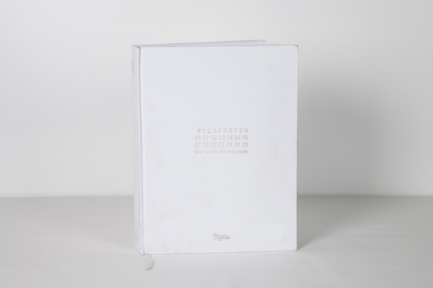 Maison Martin Margiela: le livre. 1ère de couverture. Source: www.maisonmartinmargiela.com