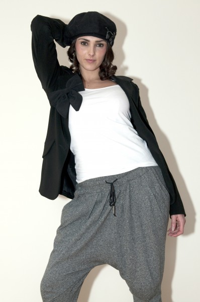 Béret à noeud, broche à noeud vintage, veste tailleur Zara, t-shirt blanc Zara, sarouel Sandro, bottes fourées Etam. Béret à noeud, broche à noeud vintage, veste tailleur Zara, t-shirt blanc Zara, sarouel Sandro, bottes fourées Etam.