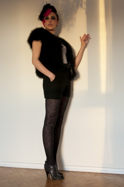 Accessoire à plumes Ismene, boléro à plumes Dorothée Bis, t-shirt blanc Zara, short taille haute Manoush,collant en dentelle H&M, chaussures Minelli