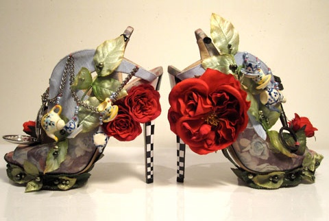 Alice au pays des Merveilles. Chaussures de Nicolas Kirkwood.